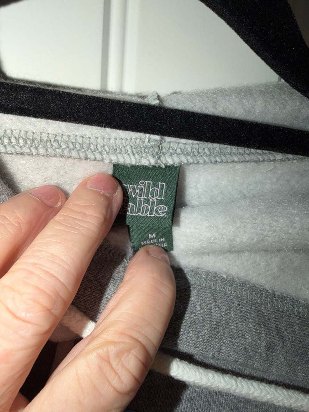Wild Fable Gray Cropped Hoodie Sweatshirt Size M Be Kind To Your Mind Graphic - Picture 4 of 5